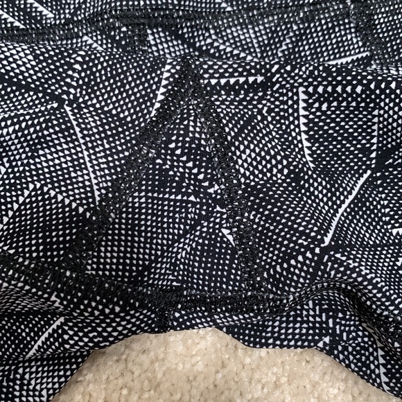 Lululemon Pace Rival Crop (22") Legging in 
Formation Alpine White Black Size 6 - Picture 12 of 12